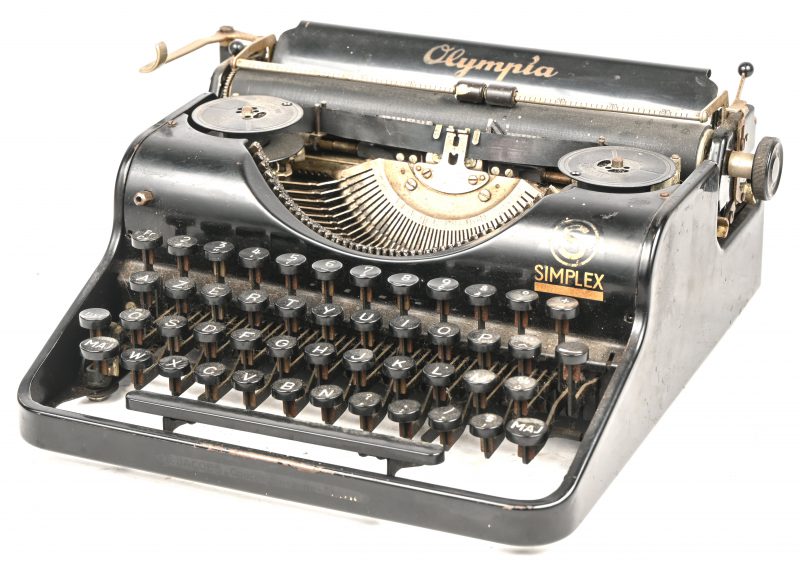 Een schrijfmachine, Olympia Simplex, gefabriceerd tussen 1930 en 1940.