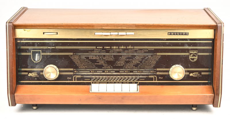 Een vintage radio in houten kast, Philips, werking onbekend.