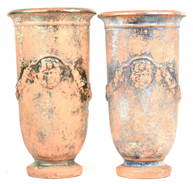 Een set van 2 geglazuurde terracotta tuinvazen met guirlandes, onderaan gemerkt ‘France’.