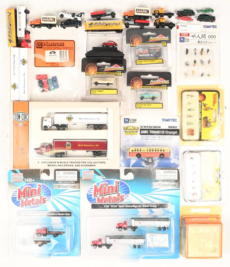 Een groot lot vintage varia miniatuur autootjes, trucks en figuurtjes in N schaal bouwkit. Diverse merken; Mini Metals, Con Cor, Tomytec, Magnuson Models, Autoscenes, Plastruct, etc.