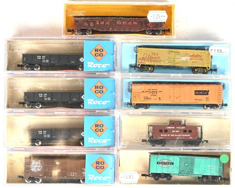 Een lot van 9 vintage varia treinwagons N schaal, 5x Roco & 4x varia merken. Diverse modellen in originele verpakking.