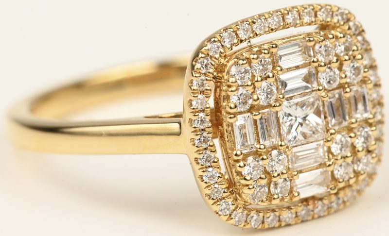 Een 18 kt geelgouden ring bezet met één centrale diamant princes, diamant baguetten en briljanten met een gezamenlijk gewicht van +- 1,10 ct.