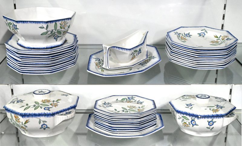 Een 42-delig art-deco servies, gemerkt Vieux Longwy bestaande uit 12 platte borden, 12 soepborden, 12 dessertborden, 2 schalen, 2 terrines, een grote kom en een sauskom. enkele stukken hebben kleine schilferschade en schaal vertoont een haarlijnscheurtje.