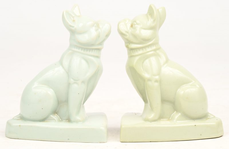 Een paar aardewerken celadonkleurige Art deco Bulldogs.