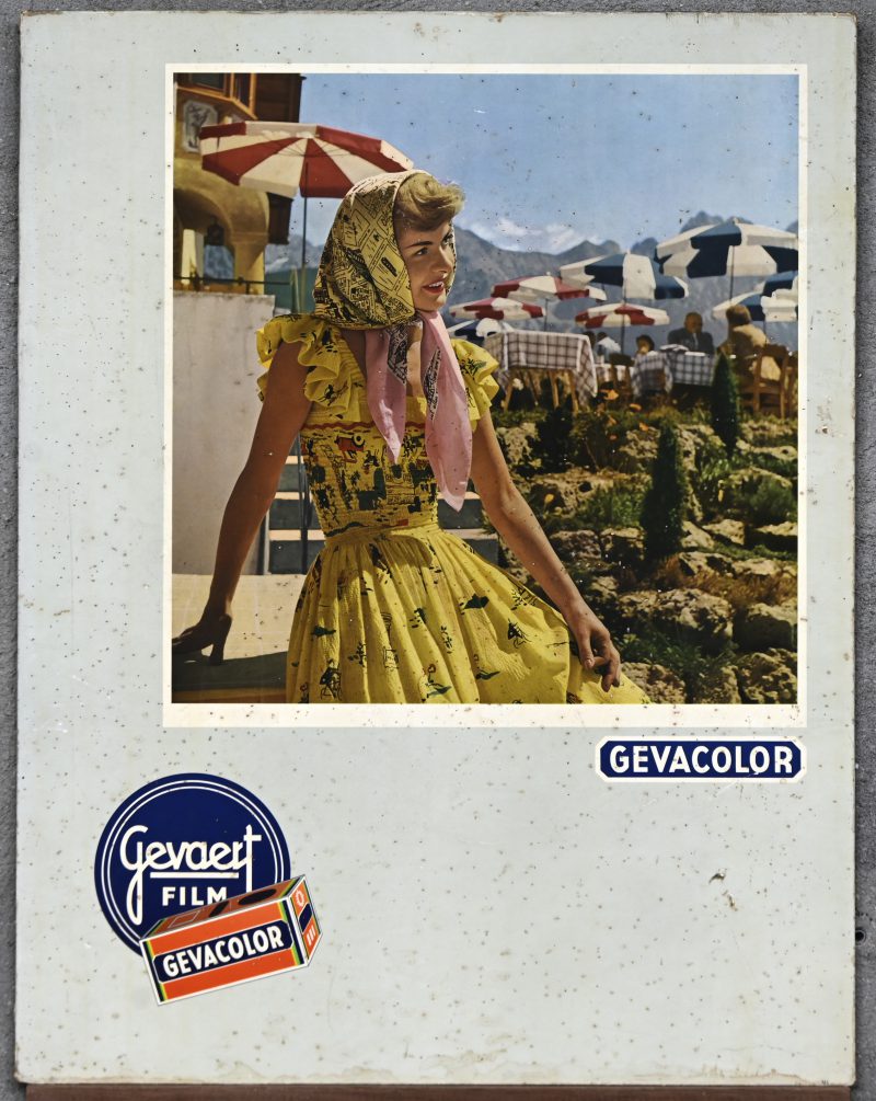 “Gevacolor”, een vintage reclame voor Gevaert film, op karton.