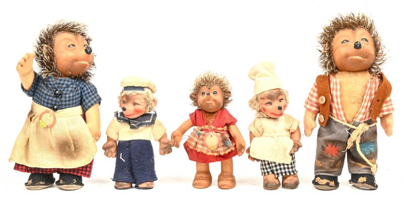 “Macki, Micki, Mucki,...”. Een lot van 5 vintage Steiff egeltjes.