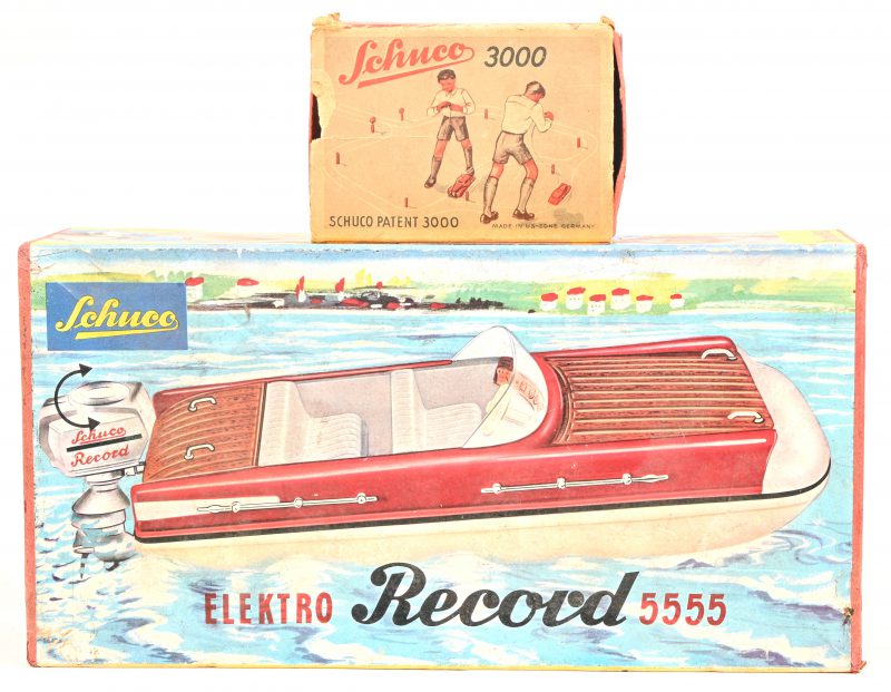 “Elektro-Record 5555”, een vintage kunststoffen speelgoed boot op batterij, in originele doos. En “Schuco 3000”, een vintage metalen speelgoed autootje met opdraaisleutel, in originele doos.