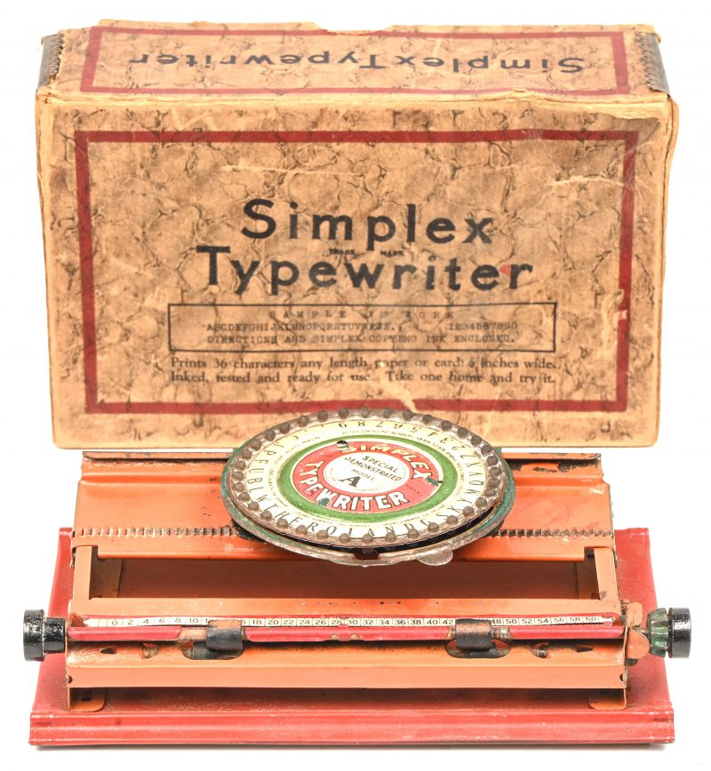 “Model A”. Een antiek, metalen typewriter in originele doos, gemerkt Simplex. Begin 20e eeuw.