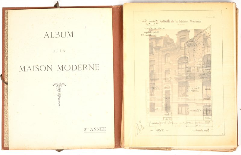 “La Maison Moderne”, 1910, 3me année.Een bundel met achitecturaal thema, gevel foto’s en grondplannen, losse bladen.