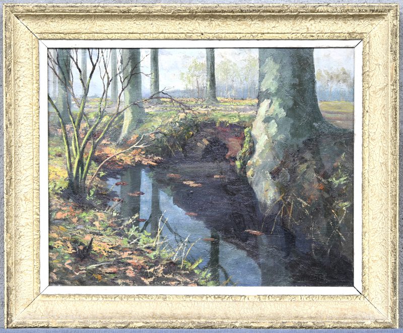 “Boslandschap”. Een schilderij, olieverf op doek, onderaan gesigneerd.