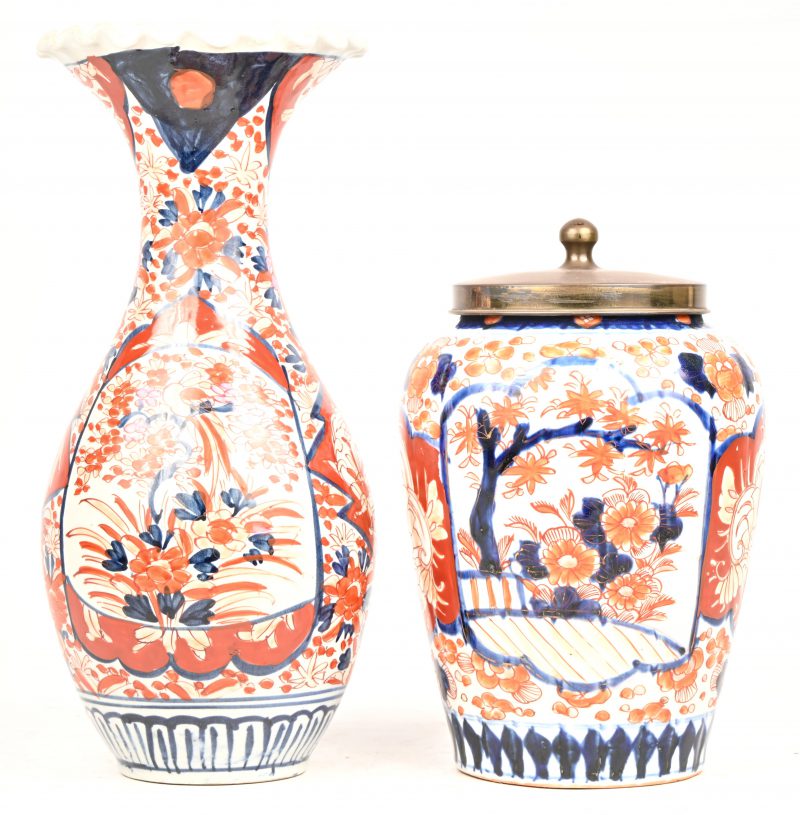 Een lot van 2 Imari Japans porseleinen vazen met floraal decor, waarvan 1 met koperen deksel.