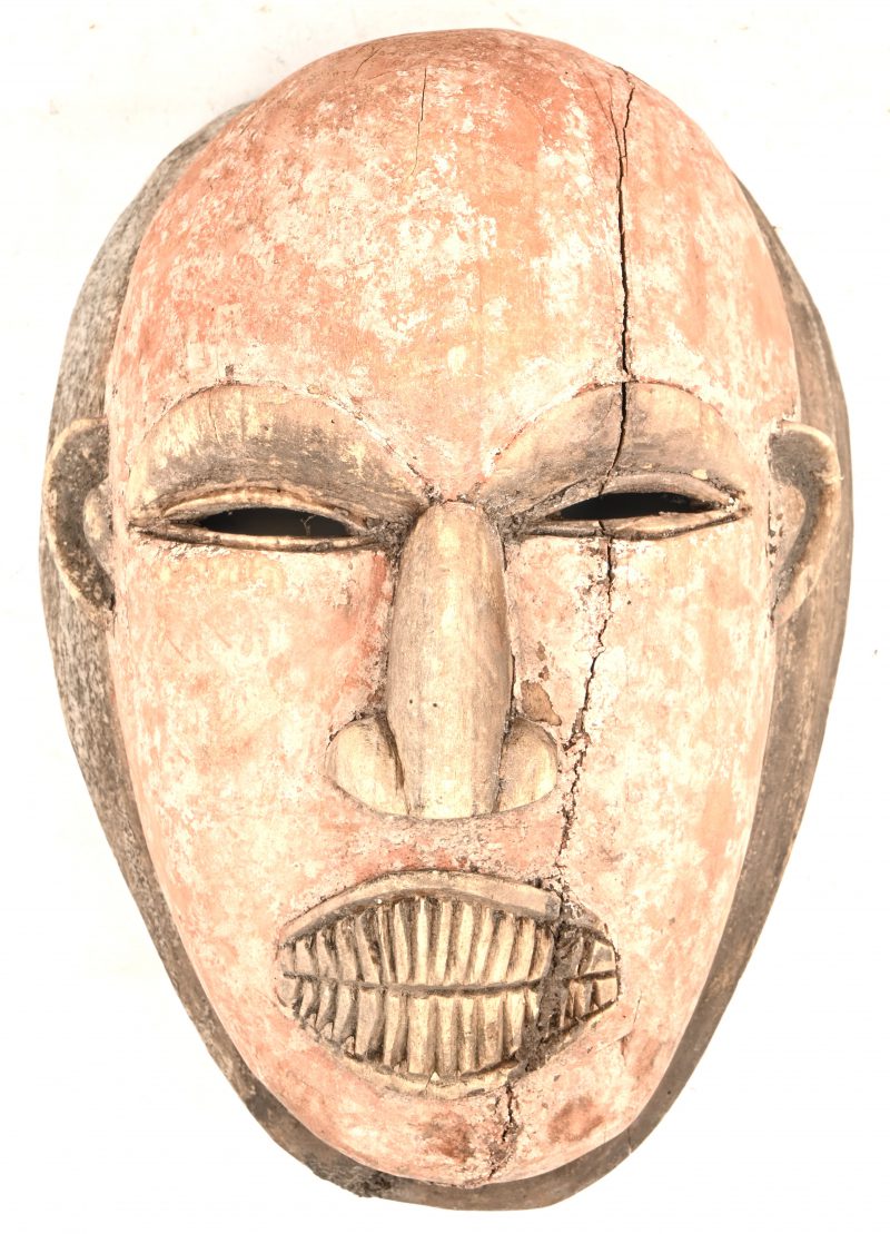 Een houten gesculpteerd Afrikaans masker.