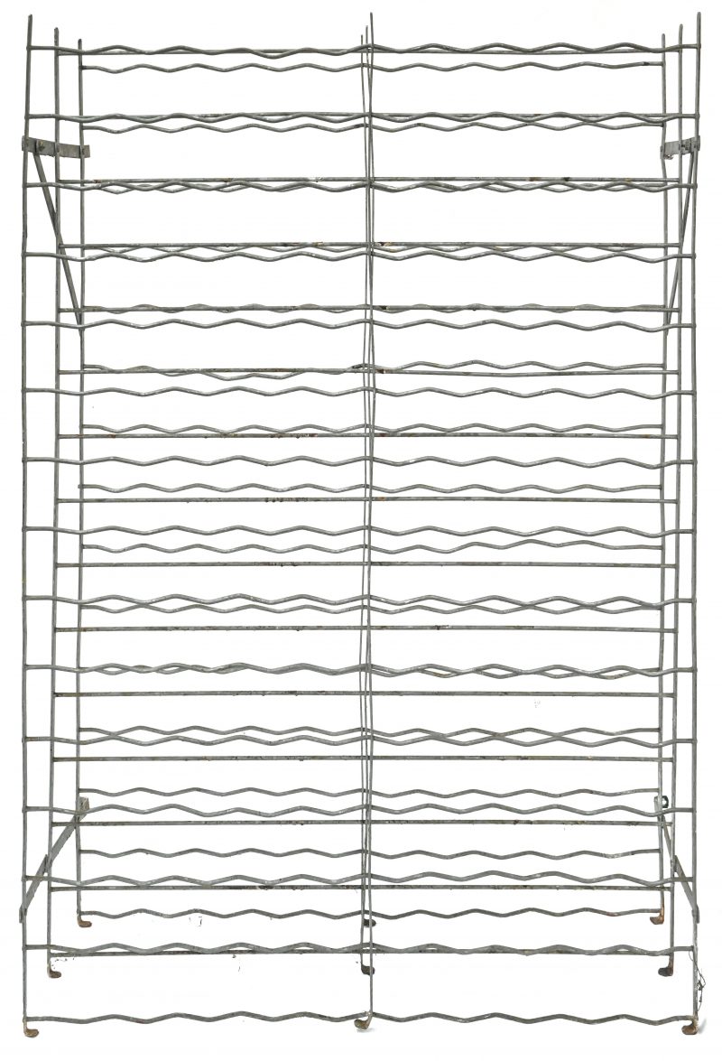 Een dubbel wijnrek in gegalvaniseerd metaal voor 300 flessen.