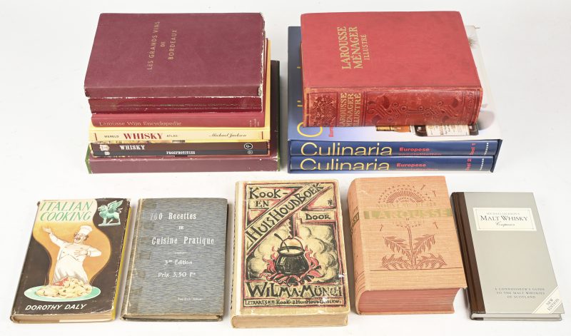 Lot boeken over koken, wijn en whisky. W.o. “Les Grands Vins de Bordeaux”, Ed. Dussaut (2 versies). Dominé, Römer, Ditter, “Culinaria, Europese specialiteiten”. 2 delen in een huls. Ed. Könemann 1995. Joe Claerk, Stuart Derrick, “Whisky”. Met apart proefnotitieboek in huls. Ed. Paragon 2015. Als nieuw. Larousse Ménager en andere.