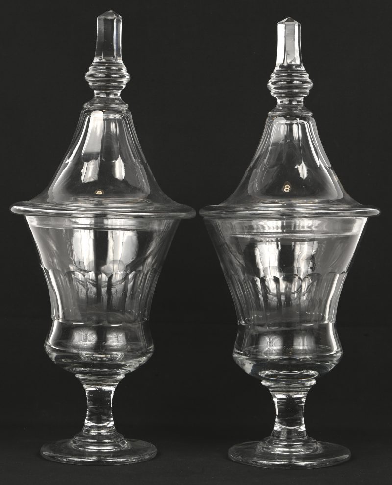 Een set van 2 drageoirs van kleurloos kristal, Val Saint Lambert. Kleine schilferschade aan de punt van 1 deksel.