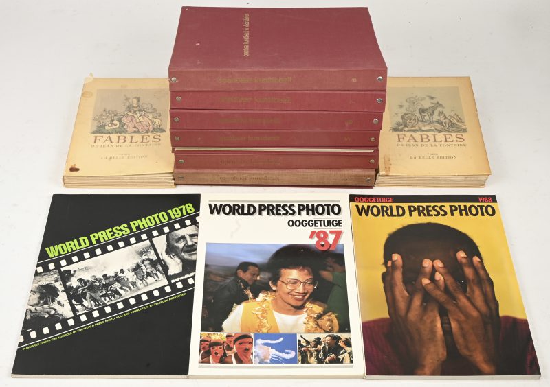 Een gevarieerd lot boeken.Openbaar Kunstbezit, 8 banden. Word Press Photo, Ooggetuige, 1977, 1987, 1988. Les Fables de la Fontaine. Twee delen, paperback, illustraties Collot. Ed. La Belle Edition, Paris.