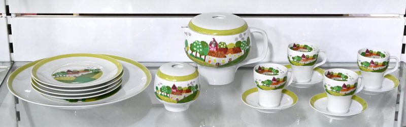 “Mon Village”. Een vintage Frans porseleinen koffieservies met landschap in het decor. Bestaande uit 4 kopjes en schotels, koffiekan, suikerpot, 4 kleine bordjes en 1 groot. Onderaan gemerkt en gesigneerd.