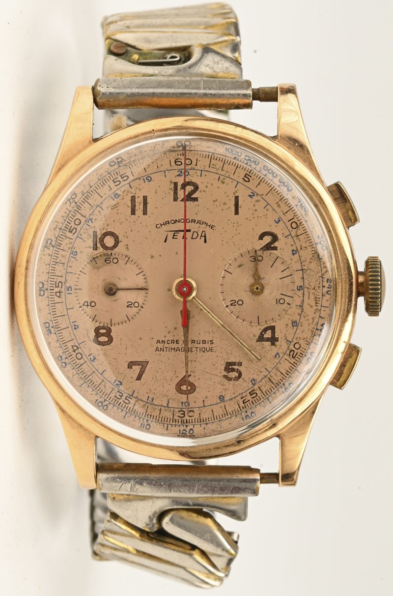 Een vintage chronograaf, circa jaren 50. Met 18 kt geelgouden bezel en rekebare polsband.