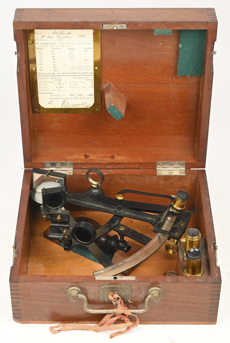 Een sextant in messing en staal met zijn originele koffer. Gemerkt A. Van Emden Amsterdam 319. Op bijhorend papier een aankoopplaats en datum: Leiden, 30 - 04 - 1937.