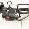 Een sextant in messing en staal met zijn originele koffer. Gemerkt A. Van Emden Amsterdam 319. Op bijhorend papier een aankoopplaats en datum: Leiden, 30 - 04 - 1937.