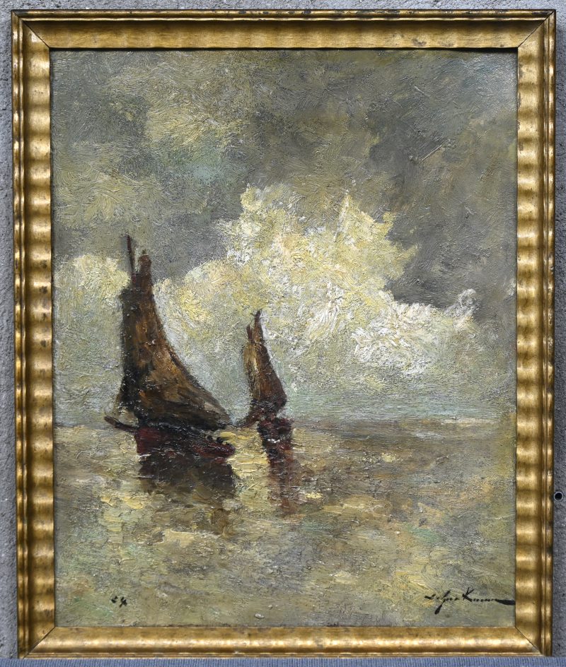 “Zeilbootjes op open water”, een schilderij, olieverf op board en vergulde kader. Onleesbaar gesigneerd.