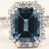 Een 18 kt witgouden ring bezet met een centrale Blauwe Topaas van 2,83 ct. en briljanten met een gezamenlijk gewicht 0,65 ct.