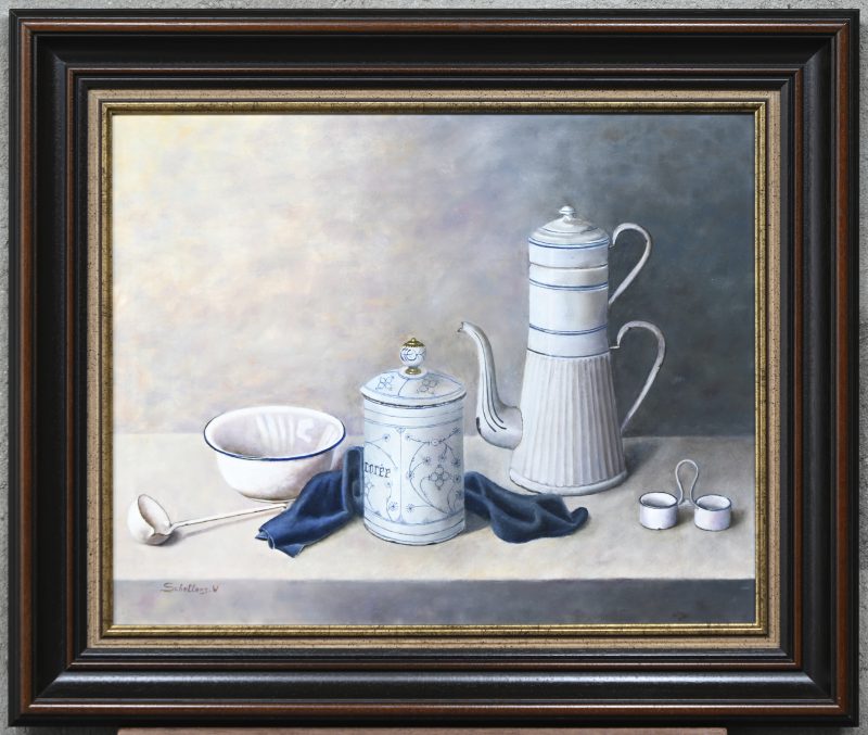 “Stelleven met koffiekan”. Een schilderij, olieverf op paneel, onderaan gesigneerd.