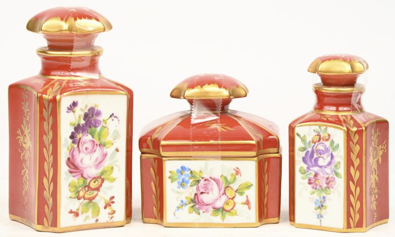 Een lot van 3 Frans porseleinen parfum potjes en flesjes met floraal decor en vergulde lijnen. Onderaan gemerkt.