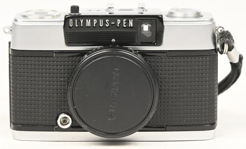 Een vintage camera Olympus-Pen met lederen draagtasje.