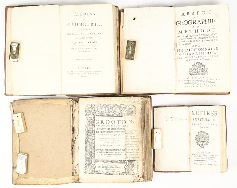 Vier oude boeken, in leder en perkament gebonden. “Abregé de Géographie”, Ed. Rouen 1716. Elémens de Géométrie”, Ed. Paris 1814. “Het Groote Woordenboeck, vervattende den Schat der Nederlantsche Taele”. Ed. Pieter van Waesberge, Rotterdam 1643 (slechte staat). “Lettres Spirituelles sur les Mystères”, Ed. Nantes, 1700.