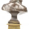 “Dame met bloemen in het haar”. Een bruin gepatineerd bronzen buste op stokkel met rozen ornament.