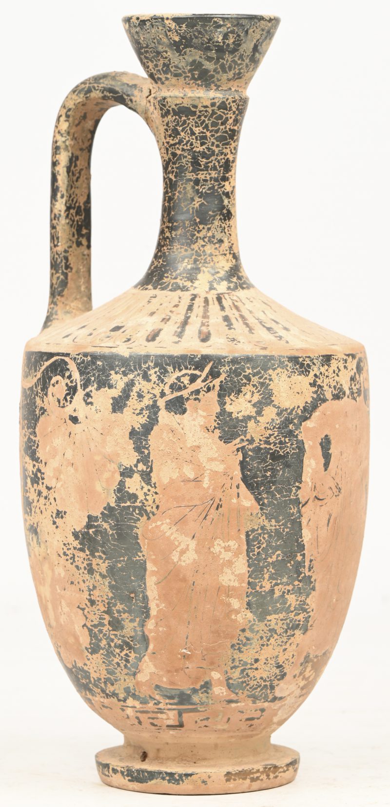 Een Griekse Lekythos vaas uit de Romeinse periode in rood aardewerk met kalkaanslag, versierd met figuren.