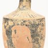 Een Griekse Lekythos vaas uit de Romeinse periode in rood aardewerk met kalkaanslag, versierd met figuren.