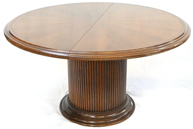 Een Mahoniehouten ronde tafel in Empire stijl.