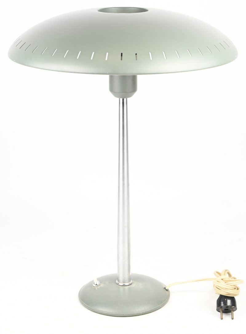 “Evoluon”, een mid-century design bureaulamp in groen gelakt en verchroomd metaal, Louis Kalff voor Philips.