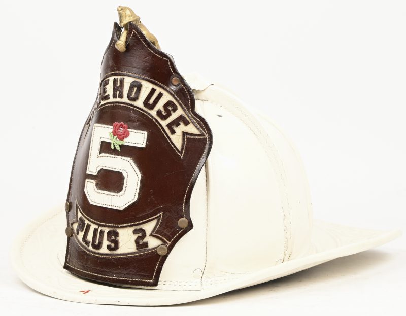 Een Amerikaanse brandweerhelm; circa 1950, Firehouse 5 plus 2.