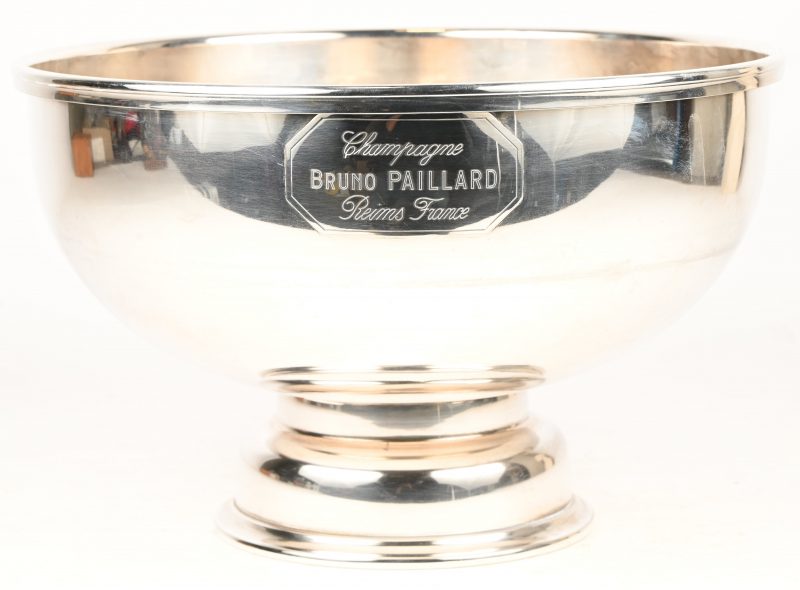 Een verzilverd metalen champagnekoeler. “Bruno Paillard, Reims”.