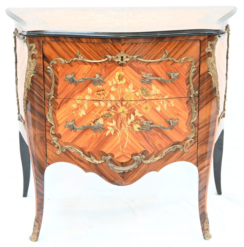 Een commode met 2 laden in marqueterie en bronskleurig beslag in Louis XV stijl