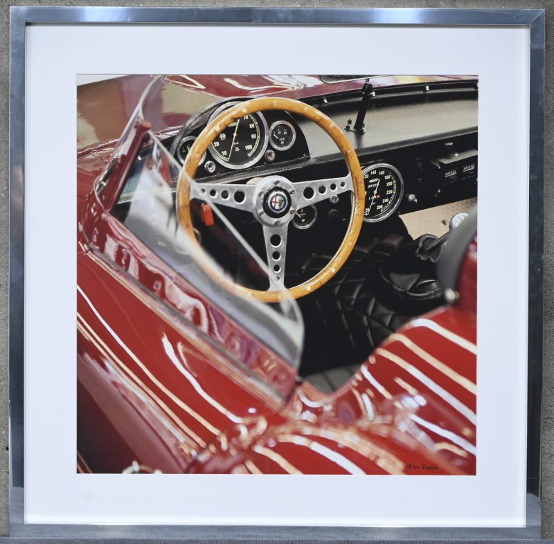 Een kunstfoto, detail van een Alfa Romeo Spider, onleesbaar gesigneerd en genummerd 28/100.