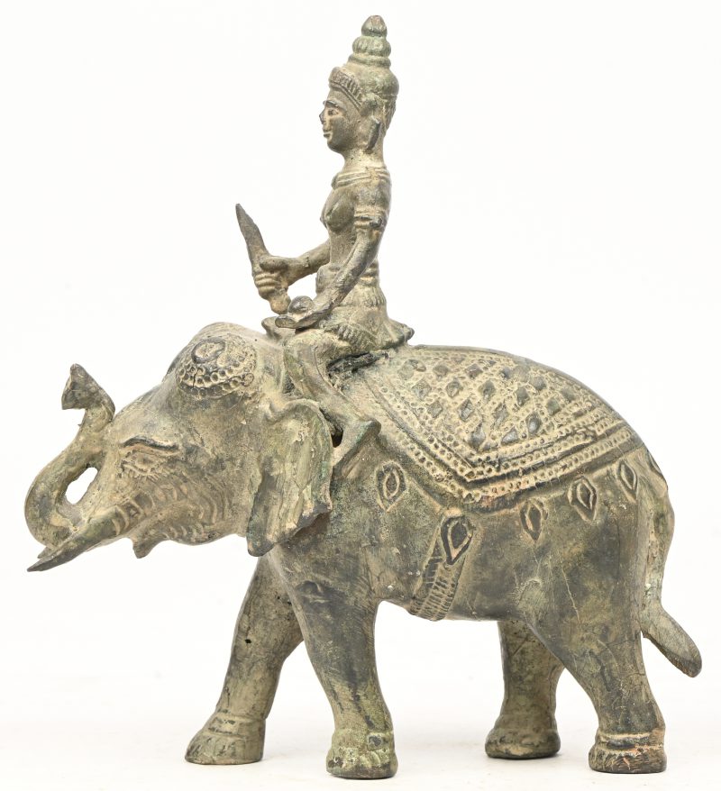 Een voorstelling van een bodhisattva op een olifant van gepatineerd massief brons. Indisch werk.