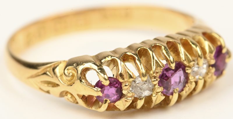 Een 18 kt witgouden ring bezet met diamanten met een gezamenlijk gewicht van +- 0,40 ct.