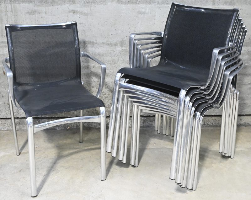 “Highframe 40”. Een lot van 4 vintage gepolijst aluminium design armstoelen met zwart kunststoffen mesh zitting en rug. Ontwerp door Alberto Meda voor Alias, Italië. In gebruikte staat.