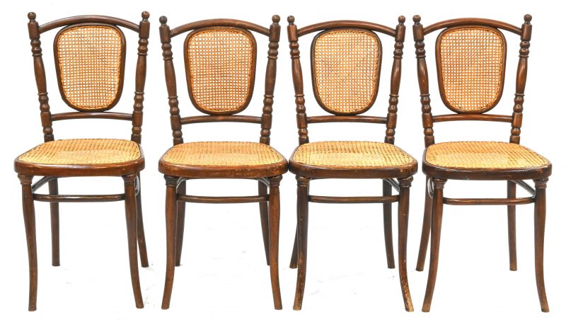 Een lot van 4 stoelen in stoomgebogen beukenhout met gecanneerde zit, onderaan in het hout en met label gemerkt; Thonet, Austria, Vienna. Eerste helft XXe eeuw.