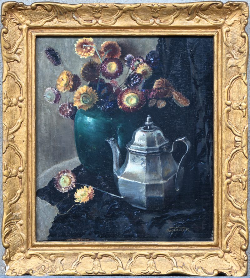 “Bloemenstilleven met theepot”. Een schilderij, olieverf op paneel. Draagt handtekening A.V. Taack.