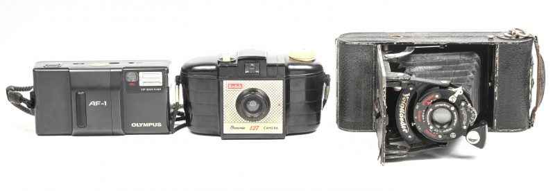 Een lot van 3 vintage camera’s. Bestaande uit een Voigtländer in lederen tasje, een Olympus AF-1 met tasje en een Kodak Brownie 127.