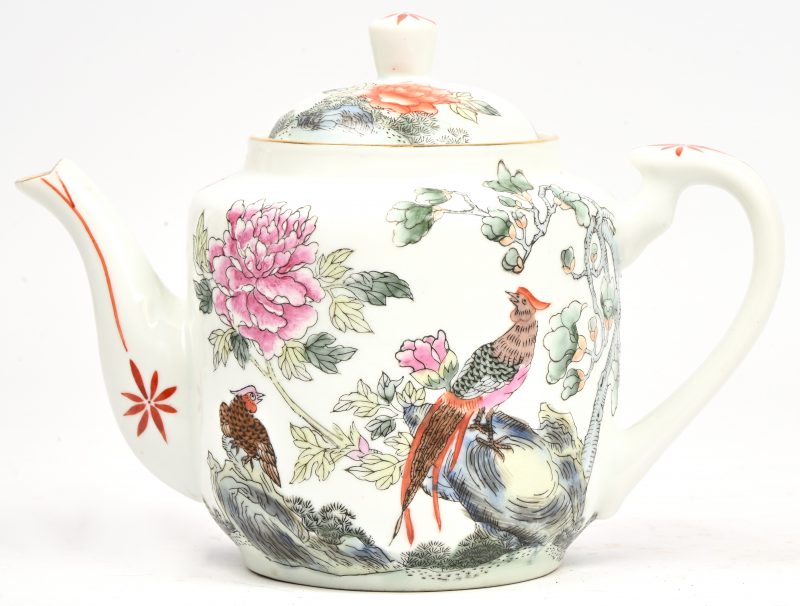 Een Chinees porseleinen theepot, famille rose met vogels en floraal decor. Onderaan gemerkt, Guangxu, Qing dynastie.