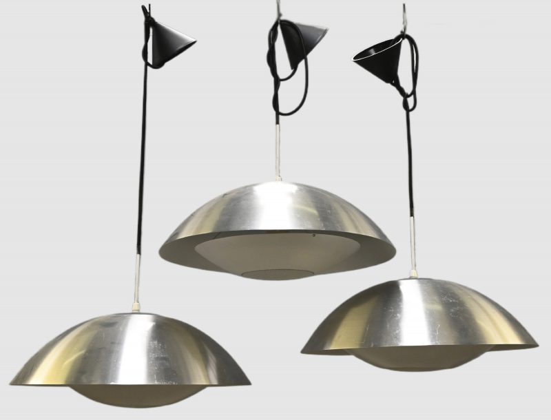 Een lot van 3 design hanglampen met gechromeerde kap en roostertjes.