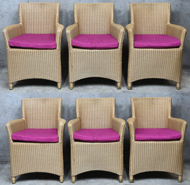 Een lot van 6 loom stoelen met fuchsia roze kussens.