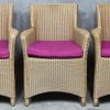 Een lot van 6 loom stoelen met fuchsia roze kussens.