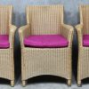 Een lot van 6 loom stoelen met fuchsia roze kussens.